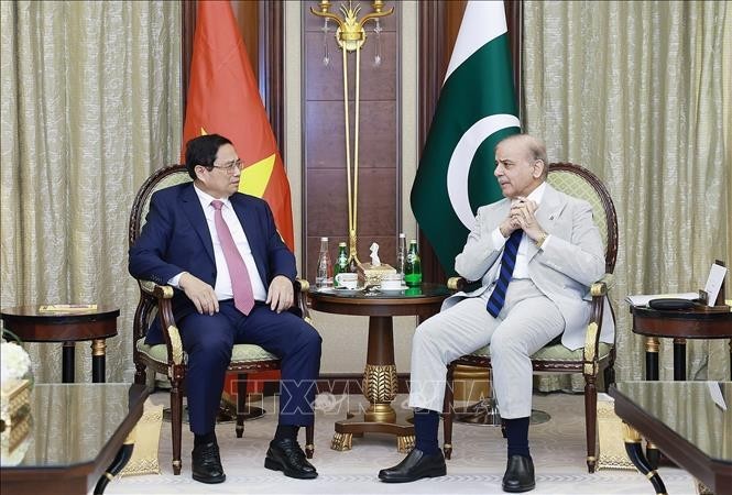 El primer ministro de Vietnam, Pham Minh Chinh, se reúne con su homólogo de Pakistán, Shehbaz Sharif. (Fotografía: VNA)