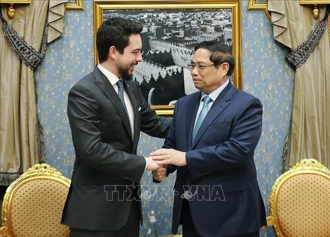 El primer ministro de Vietnam, Pham Minh Chinh, y el príncipe heredero de Jordania, Al Hussein bin Abdullah II. (Fotografía: VNA)