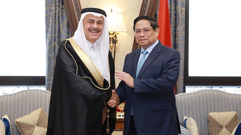 El primer ministro de Vietnam, Pham Minh Chinh, recibe a Amin Al-Nasser, presidente y director general del Grupo de Petróleo y Gas de Arabia Saudí. (Fotografía: VNA)