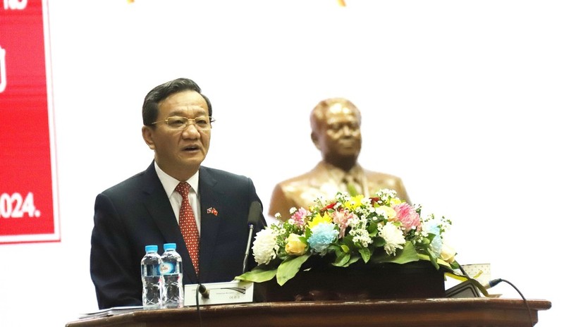 El embajador de Vietnam en Laos, Nguyen Minh Tam, interviene en la cita. (Fotografía: VNA)