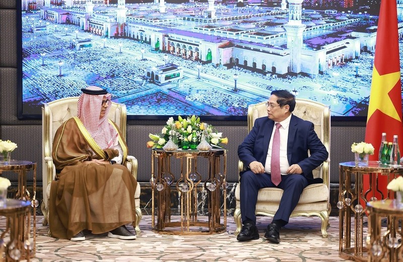 El primer ministro de Vietnam, Pham Minh Chinh, y Abdulla Mohammed Al Zamil, presidente del grupo Zamil. (Fotografía: VNA)