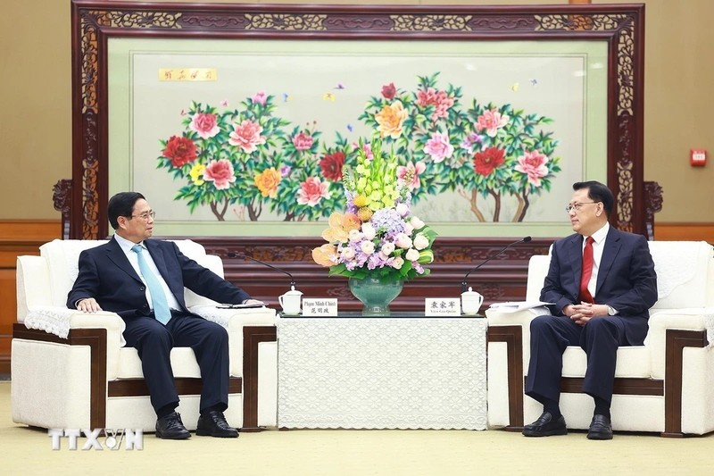 El primer ministro de Vietnam, Pham Minh Chinh (izquierda), se reúne con Yuan Jiajun, secretario del Comité del Partido Comunista de China en la ciudad de Chongqing. (Fotografía: VNA)