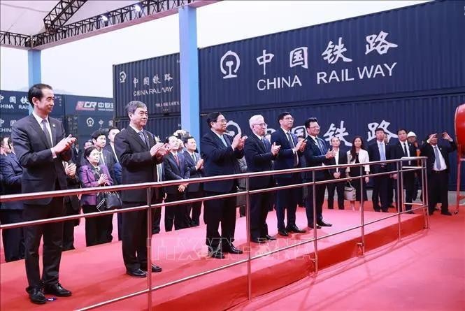 El primer ministro vietnamita, Pham Minh Chinh, visita el Parque Logístico Internacional de Chongqing. (Fotografía: VNA)