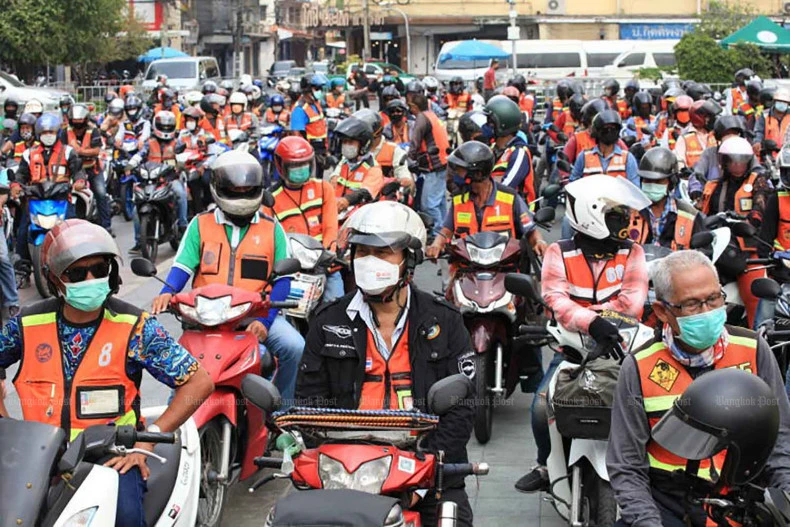 Los mototaxis desfilan frente al Ayuntamiento de Bangkok en marzo del año pasado para alentar a los pasajeros a usar cascos. (Fotografía: bangkokpost)