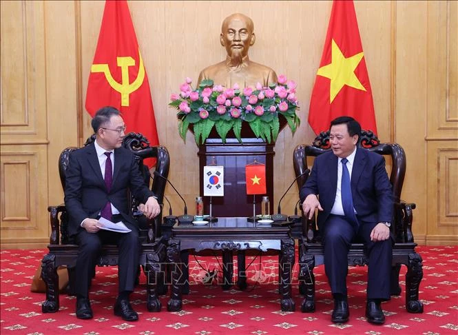 El presidente de la Academia Nacional de Política Ho Chi Minh, Nguyen Xuan Thang (derecha), se reúne con el presidente del instituto NHI de Corea del Sur, Kim Chae-Hwan. (Fotografía: VNA)