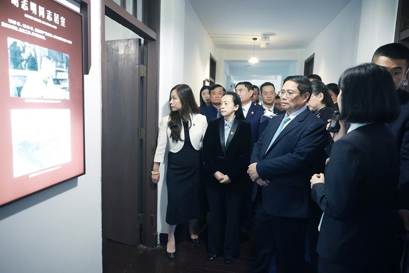 El primer ministro de Vietnam, Pham Minh Chinh, visita el área de reliquias históricas Hongyan en la ciudad china de Chongqing. (Fotografía: VNA)