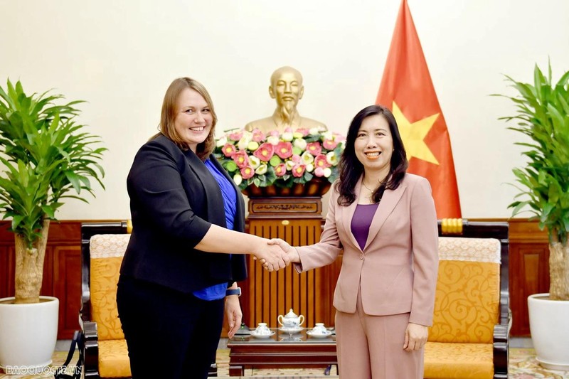 La viceministra de Relaciones Exteriores vietnamita Le Thi Thu Hang y la jefa de la Misión de la Organización Internacional para las Migraciones en Vietnam, Kendra Rinas. (Fotografía: baoquocte.vn)