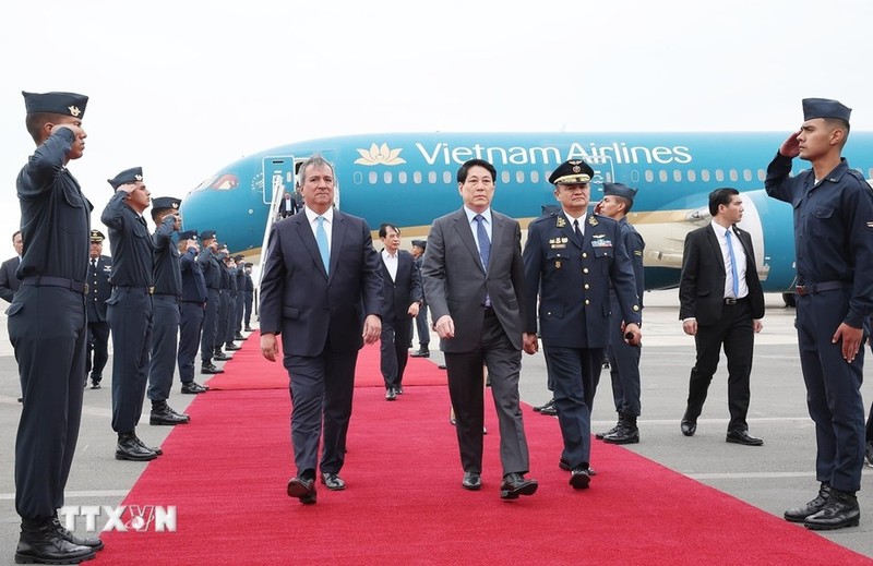 El presidente Luong Cuong llega al Aeropuerto Internacional Jorge Chávez en Lima, iniciando su visita oficial a Perú y participación en la Semana de Alto nivel del Foro de Cooperación Económica Asia-Pacífico 2024. (Fotografía: VNA)