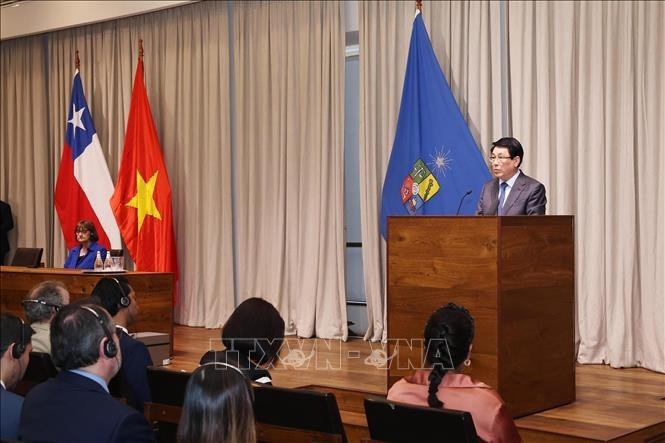 El presidente de Vietnam, Luong Cuong, pronuncia un discurso en la Universidad de Chile. (Fotografía: VNA)