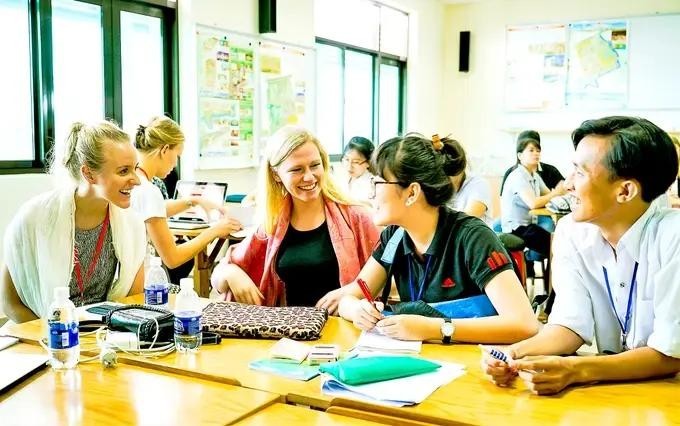 Estudiantes extranjeros y vietnamitas en la Universidad de Ton Duc Thang. (Fotografía: sggp.org.vn)