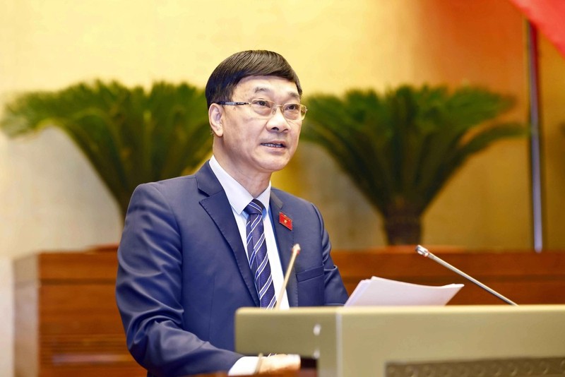 Vu Hong Thanh, jefe de la Comisión de Asuntos Económicos de la Asamblea Nacional, presenta el informe de verificación del proyecto. (Fotografía: VNA)