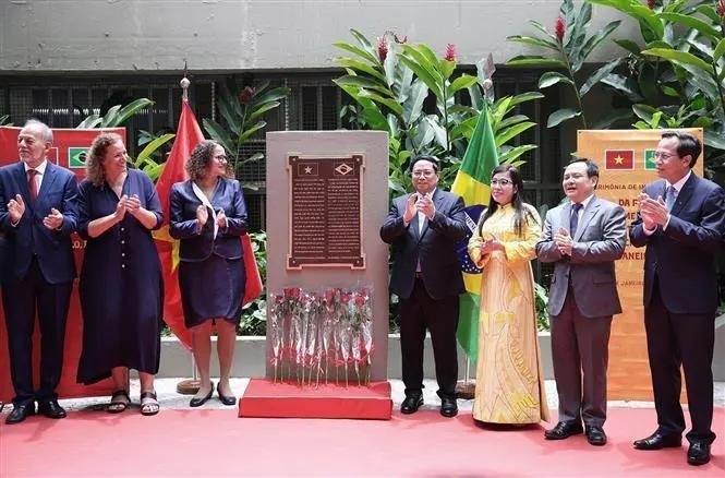 El primer ministro de Vietnam, Pham Minh Chinh, asiste a la ceremonia de inauguración de una placa conmemorativa en honor al Presidente Ho Chi Minh en Brasil. (Fotografía: VNA)