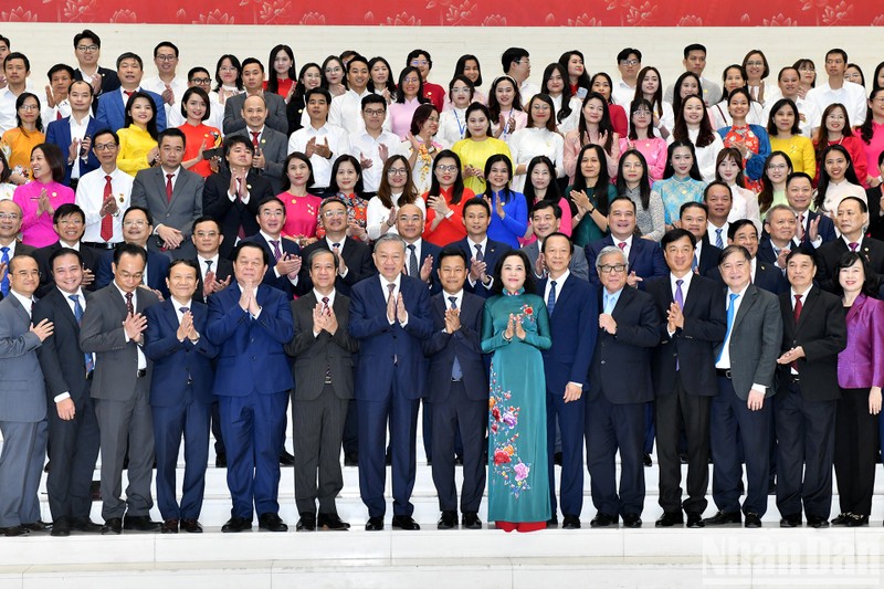 El secretario general del Partido Comunista de Vietnam, To Lam, se reúne con docentes nacionales en ocasión del Día del Maestro. (Fotografía: Nhan Dan)