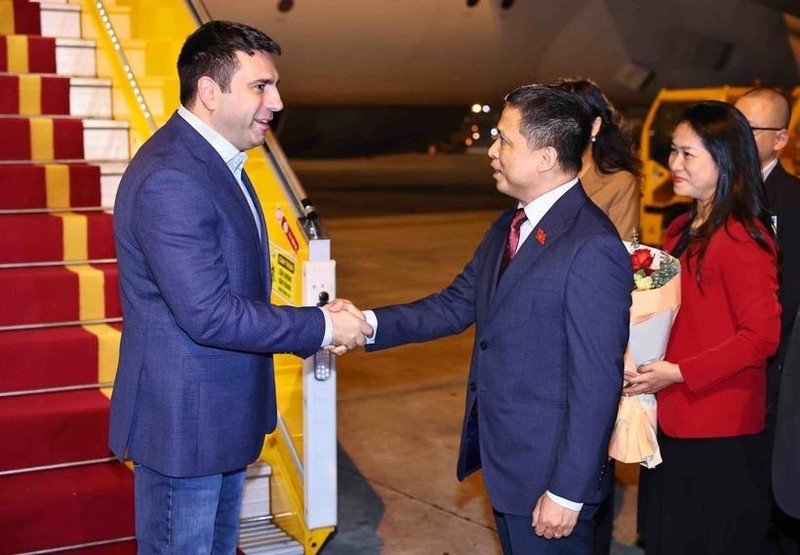 Pham Phu Binh, miembro permanente de la Comisión de Asuntos Exteriores de la Asamblea Nacional de Vietnam, recibe al presidente de la Asamblea Nacional de Armenia, Alen Simonyan (izquierda), en el aeropuerto de Noi Bai. (Fotografía: VNA)