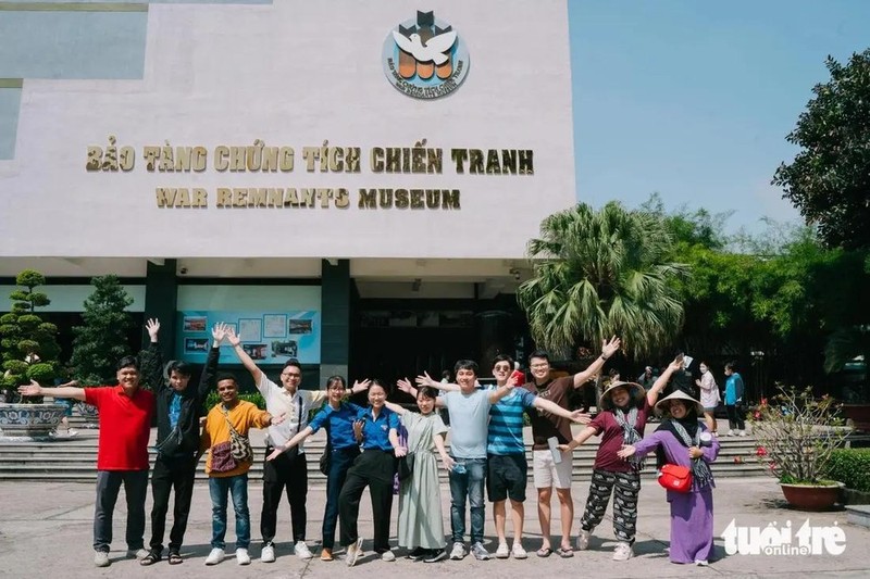 Delegados del SSEAYP visitan el Museo de Vestigios de Guerra en Ciudad Ho Chi Minh. (Fotografía: tuoitre.vn)