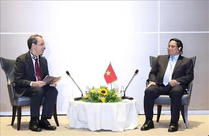 El primer ministro de Vietnam, Pham Minh Chinh, recibe al vicepresidente global del Grupo Embraer, José Serrador. (Fotografía: VNA)