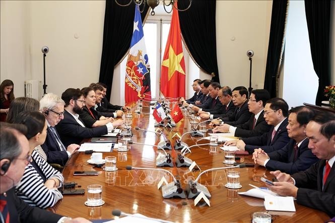 El presidente de Vietnam, Luong Cuong, y su homólogo chileno, Gabriel Boric Font, mantienen conversaciones. (Fotografía: VNA)