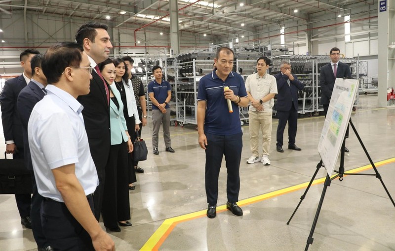 El presidente de la Asamblea Nacional de Armenia, Alen Simonyan, y su comitiva se encuentran en la compañía de fabricación y ensamblaje de automóviles Hyundai Thanh Cong. (Fotografía: VNA)