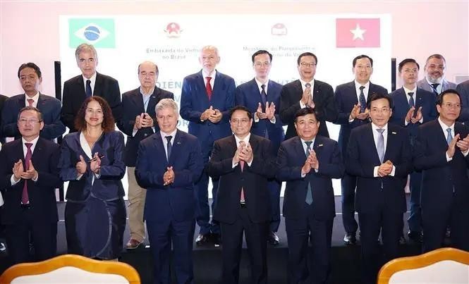 El primer ministro Pham Minh Chinh y delegados al Foro. (Fotografía: VNA)