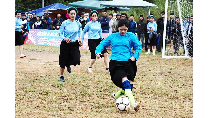 Fútbol femenino en distrito de Binh Lieu