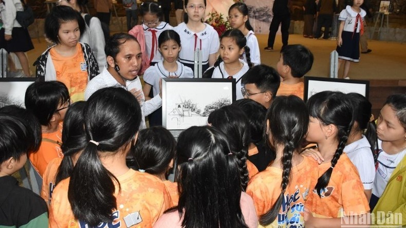 El programa atrae a un gran número de estudiantes interesados en conocer los valores culturales de Da Nang. (Fotografía: Nhan Dan)