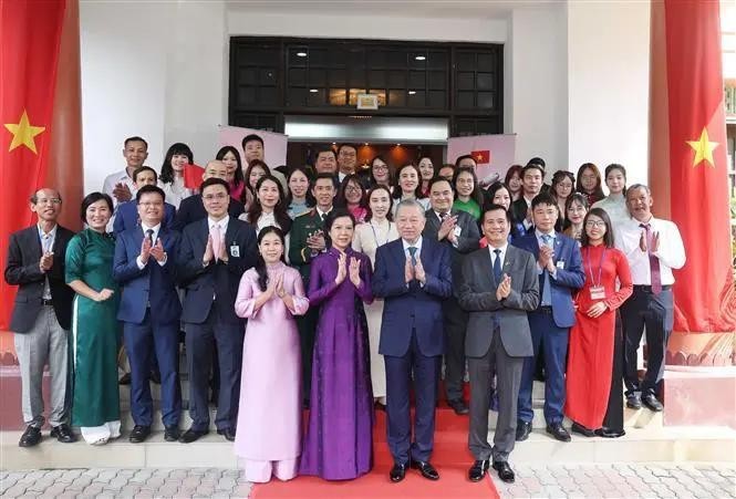 El secretario general del Partido Comunista de Vietnam, To Lam, y su esposa se reúnen con representantes de la comunidad vietnamita en Malasia. (Fotografía: VNA)