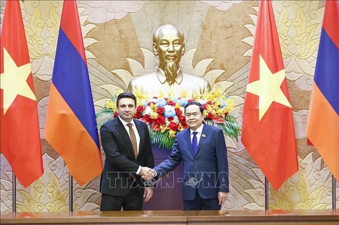 El presidente de la Asamblea Nacional de Armenia, Alen Simonyan (izquierda), y su par vietnamita, Tran Thanh Man. (Fotografía: VNA)