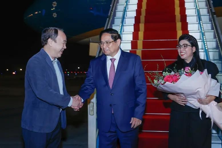 El subjefe de la Oficina Gubernamental, Nguyen Sy Hiep, recibe al primer ministro Pham Minh Chinh y su esposa en el aeropuerto internacional de Noi Bai, Hanói. (Fotografía: baochinhphu.vn)