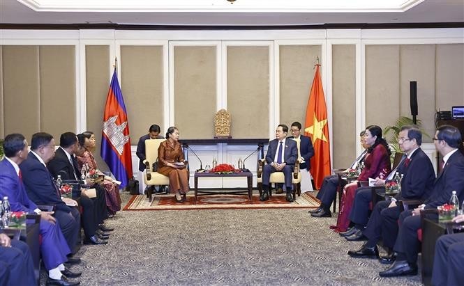 El titular de la Asamblea Nacional de Vietnam, Tran Thanh Man, recibe a Samdech Men Sam An, presidenta de la Asociación de Amistad Camboya-Vietnam. (Fotografía: VNA)