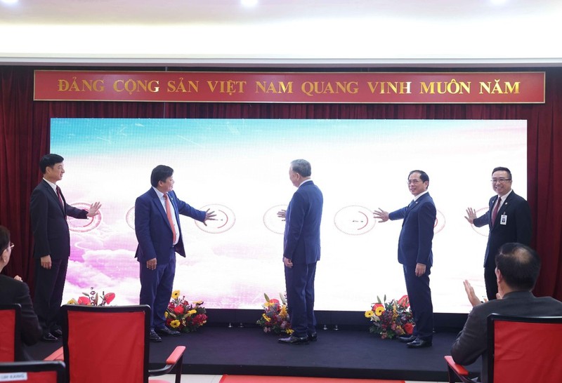 El secretario general del Partido Comunista de Vietnam, To Lam, y los delegados inauguran la nueva ruta aérea Hanói-Kuala Lumpur. (Fotografía: VNA)