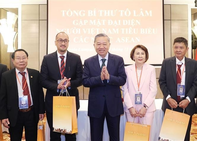 El secretario general del Partido Comunista de Vietnam, To Lam, se reúne con destacados ciudadanos y empresarios vietnamitas quienes viven en las naciones de la Asean. (Fotografía: VNA)