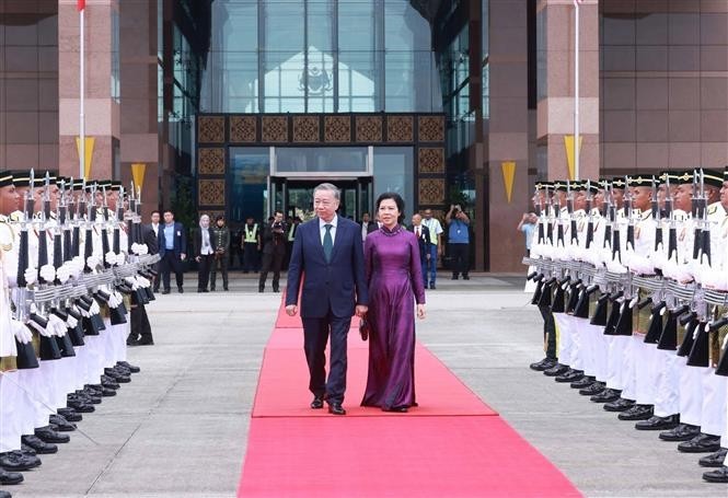 El secretario general del Partido Comunista de Vietnam, To Lam, y su esposa parten hoy del aeropuerto internacional de Kuala Lumpur, concluyendo una visita oficial a Malasia. (Fotografía: VNA)