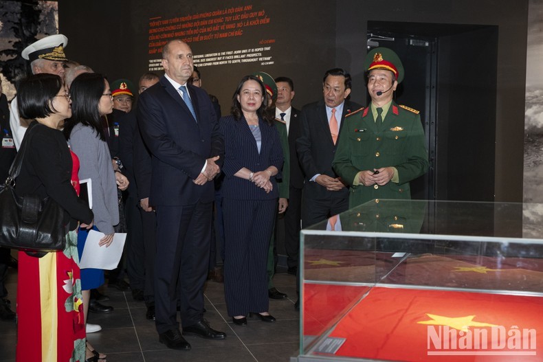 El presidente de Bulgaria, Rumen Radev, y la vicepresidenta de Vietnam, Vo Thi Anh Xuan, visitan el museo.