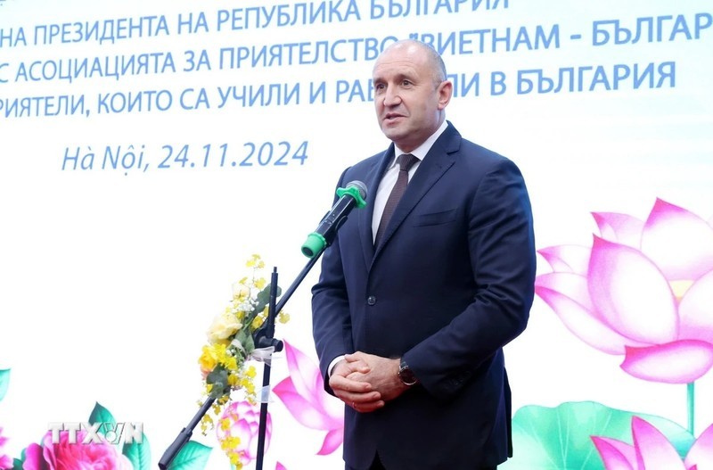 El presidente de Bulgaria, Rumen Radev, interviene en un encuentro con miembros de la Asociación de Amistad Vietnam-Bulgaria, adscrita a la Unión de Organizaciones de Amistad de Vietnam, y amigos vietnamitas que han estado en Bulgaria por motivos de residencia o trabajo, el 24 de noviembre. (Fotografía: VNA)