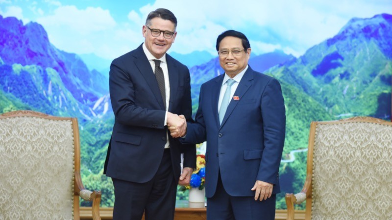 El primer ministro de Vietnam, Pham Minh Chinh (derecha), recibe al ministro-presidente del estado alemán de Hesse, Boris Rhein. (Fotografía: Nhan Dan)