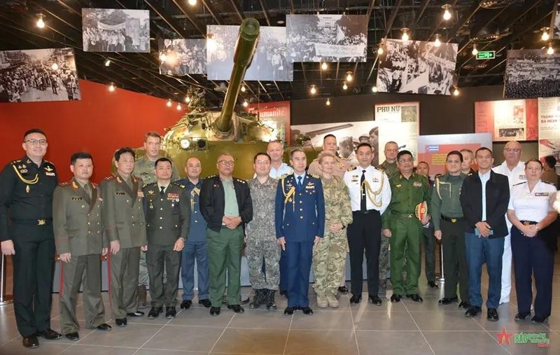 Agregados militares extranjeros visitan el Museo de Historia Militar de Vietnam. (Fotografía: qdnd.vn)