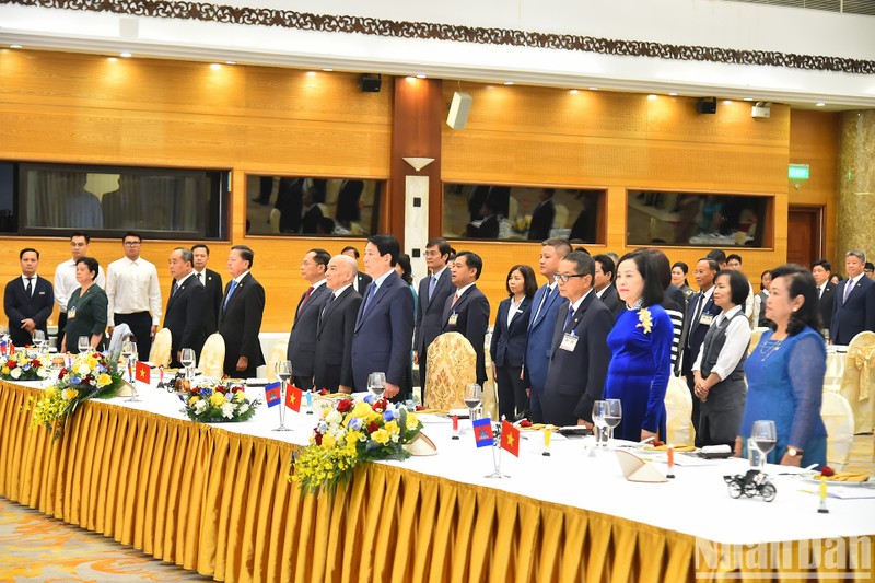 El presidente de Vietnam, Luong Cuong, y el rey camboyano, Norodom Sihamoni, junto con delegados al banquete. (Fotografía: Nhan Dan)