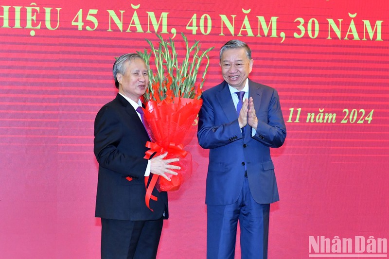 El secretario general del Partido Comunista de Vietnam, To Lam, felicita a Tran Quoc Vuong, exmiembro del Buró Político y exintegrante permanente del Secretariado del Comité Central del Partido. (Fotografía: Nhan Dan)