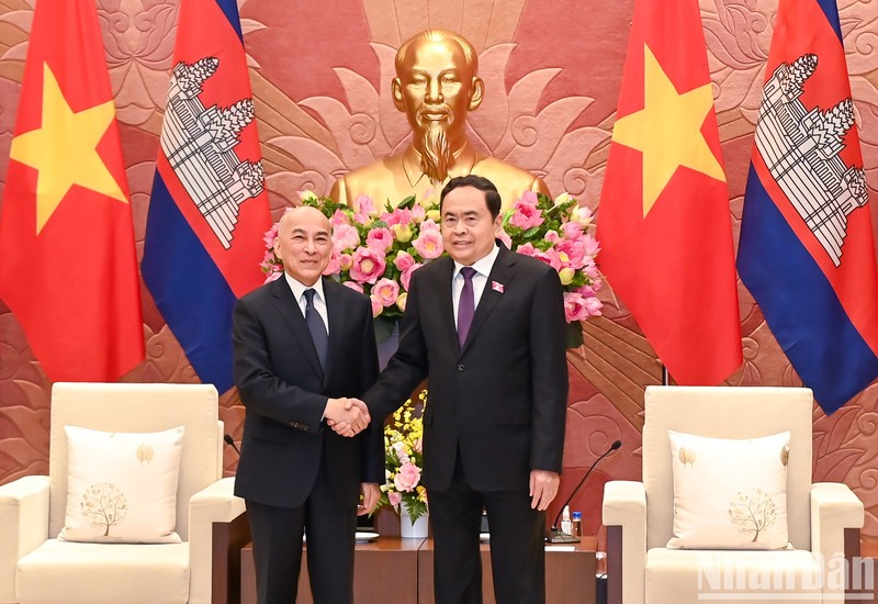 El presidente de la Asamblea Nacional de Vietnam, Tran Thanh Man (derecha), y el rey de Camboya, Preah Bat Samdech Preah Boromneat Norodom Sihamoni. (Fotografía: Nhan Dan)