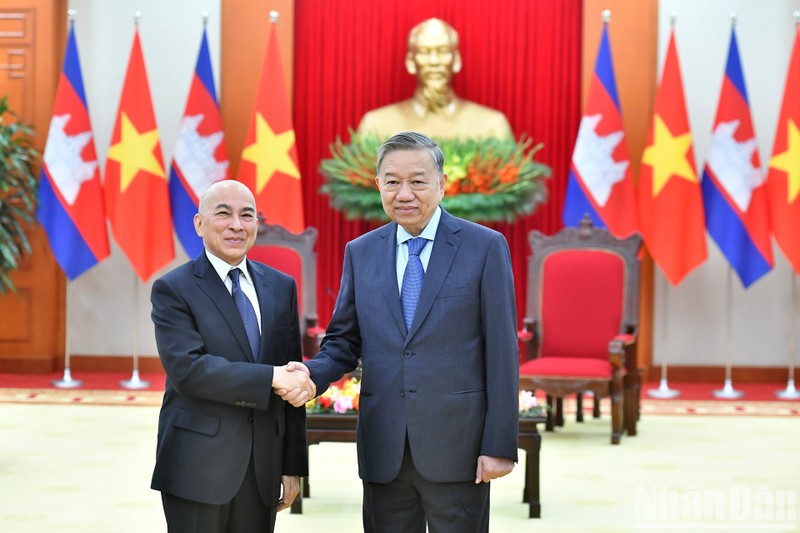 El secretario general del Partido Comunista de Vietnam, To Lam (derecha), y el rey de Camboya, Norodom Sihamoni. (Fotografía: Nhan Dan)