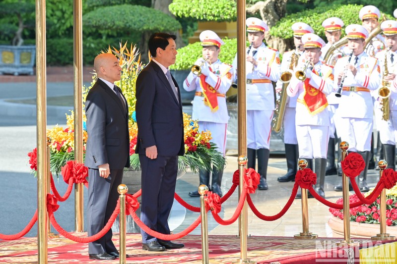 El presidente de Vietnam, Luong Cuong, dirige la ceremonia de bienvenida al rey de Camboya, Preah Bat Samdech Preah Boromneat Norodom Sihamoni, quien realiza una visita de Estado a este país del 28 al 29 del presente mes. (Fotografía: Nhan Dan)