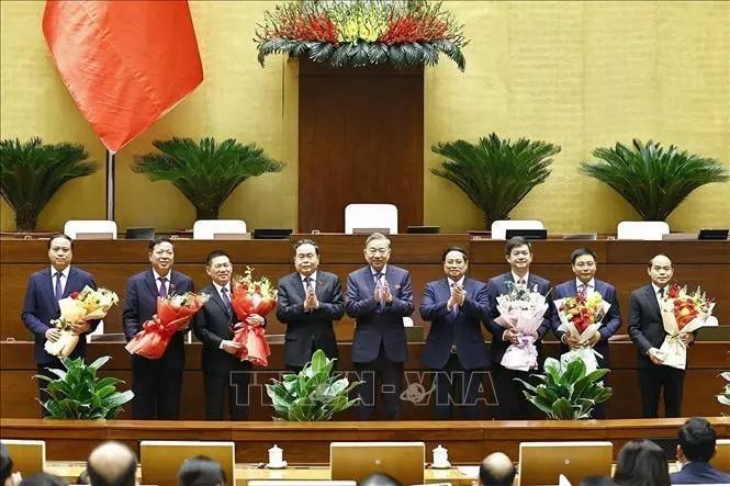 El secretario general del Partido Comunista de Vietnam, To Lam, y el primer ministro del país, Pham Minh Chinh, felicitan a los funcionarios electos. (Fotografía: VNA)