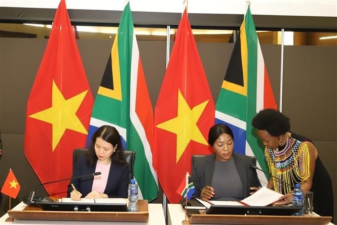 La viceministra de Relaciones Internacionales y Cooperación de Sudáfrica, Anna Thandi Moraka (derecha), y su par vietnamita, Nguyen Minh Hang. (Fotografía: VNA)