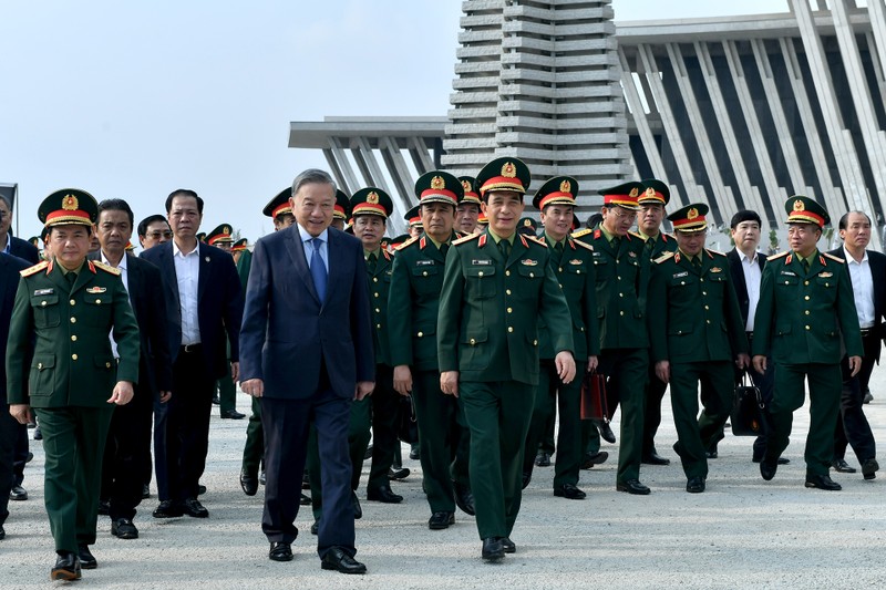 El secretario general del Partido Comunista de Vietnam, To Lam, recorre el recinto del museo. (Fotografía: Nhan Dan)