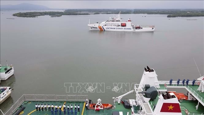 El Mando de la Región 3 de la Guardia Costera de Vietnam celebra una ceremonia de despedida al buque CSB 8005 que transporta una delegación de trabajo a la India. (Fotografía: VNA)