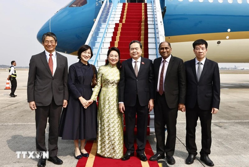 El embajador de Singapur en Vietnam, Jaya Ratnam, y el embajador japonés en Hanói, Ito Naoki, se despiden del presidente de la Asamblea Nacional de Vietnam, Tran Thanh Man, y su esposa antes de su gira a Singapur y Japón, el 1 de diciembre de 2024. (Fotografía: VNA)