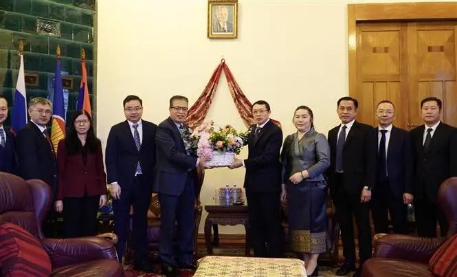 Representantes de las Embajadas de Vietnam y de Laos en Rusia en el encuentro. (Fotografía: VNA)