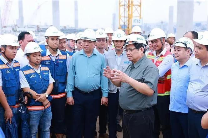 El primer ministro Pham Minh Chinh en el recorrido de inspección al proyecto del aeropuerto internacional de Long Thanh. (Fotografía: VNA)