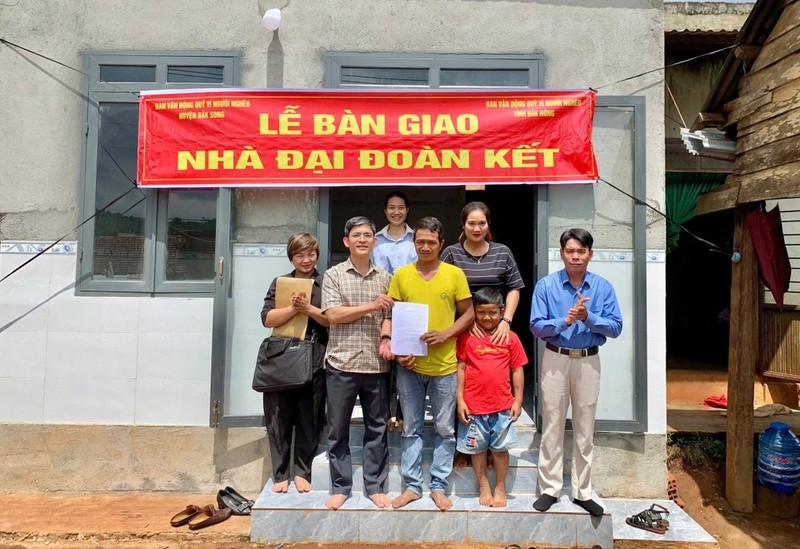 Entrega de una vivienda a personas pobres en la comuna de Dak Mol, del distrito de Dak Song. (Fotografía: Internet)