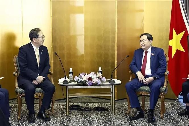 El presidente de la Asamblea Nacional de Vietnam, Tran Thanh Man (derecha), y el titular del Partido Komeito, Saito Tetsuo. (Fotografía: VNA)